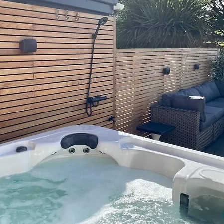 Stunning 4 Bedroom With Wild Spa, Gym & Hot Tub Newquay (Cornwall)