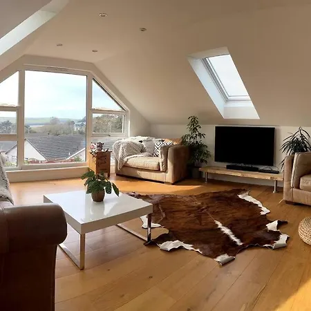 Holiday home Stunning 4 Bedroom With Wild Spa, Gym & Hot Tub *