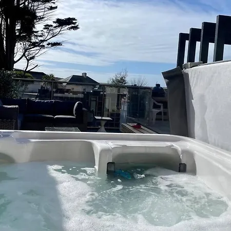 Stunning 4 Bedroom With Wild Spa, Gym & Hot Tub