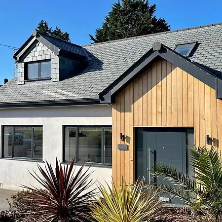 Stunning 4 Bedroom With Wild Spa, Gym & Hot Tub * Newquay (Cornwall)