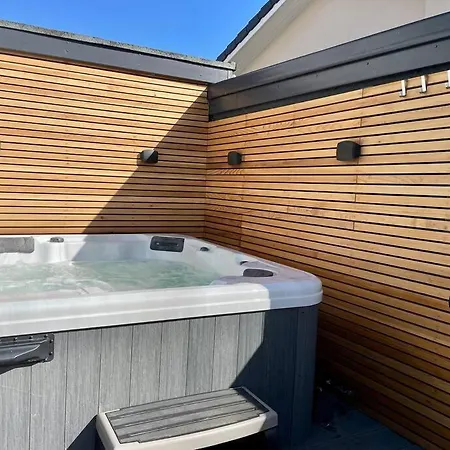Stunning 4 Bedroom With Wild Spa, Gym & Hot Tub Holiday home Newquay (Cornwall)