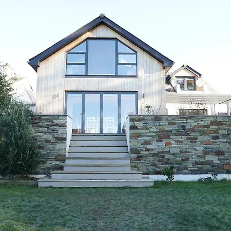 Stunning 4 Bedroom With Wild Spa, Gym & Hot Tub *