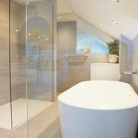 Stunning 4 Bedroom With Wild Spa, Gym & Hot Tub Newquay (Cornwall)
