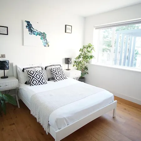 Stunning 4 Bedroom With Wild Spa, Gym & Hot Tub *
