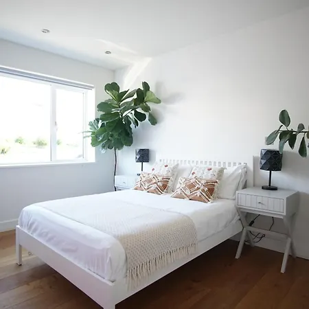 Holiday home Stunning 4 Bedroom With Wild Spa, Gym & Hot Tub *