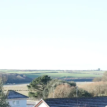 Holiday home Stunning 4 Bedroom With Wild Spa, Gym & Hot Tub *