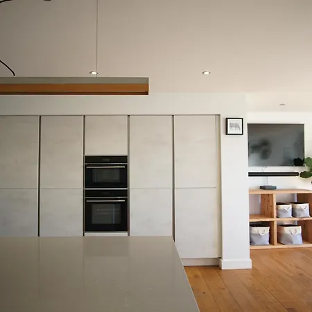 Holiday home Stunning 4 Bedroom With Wild Spa, Gym & Hot Tub