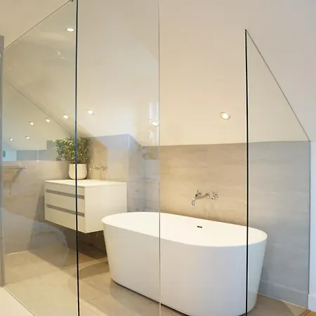 Stunning 4 Bedroom With Wild Spa, Gym & Hot Tub Holiday home Newquay (Cornwall)