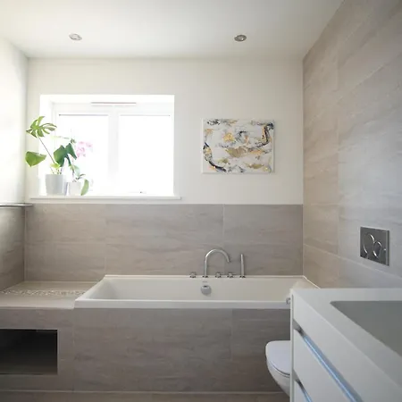 Stunning 4 Bedroom With Wild Spa, Gym & Hot Tub