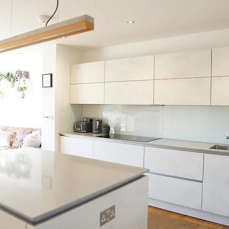 Stunning 4 Bedroom With Wild Spa, Gym & Hot Tub *